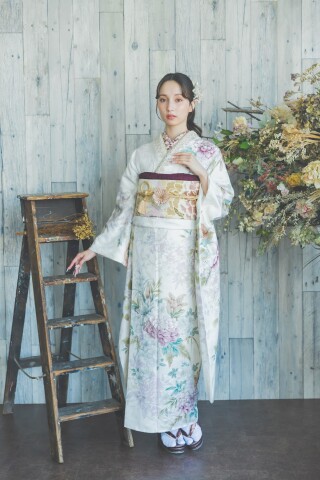 白地に咲く淡色の大輪花｜透明感と気品が漂うノスタルジック振袖_振袖_51658