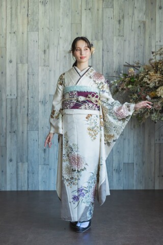 生成りベージュに咲く金彩の菊と牡丹｜格調高く上品なノスタルジック振袖_振袖_51672