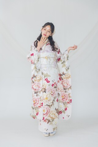 白地に咲くピンクの薔薇と実｜やわらかく可懐なフェミニン振袖_振袖_51685