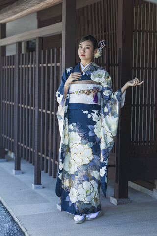 濃紺に咲く白牡丹のレトロモダン｜和の情緒と洗練を纏う振袖_振袖_93260
