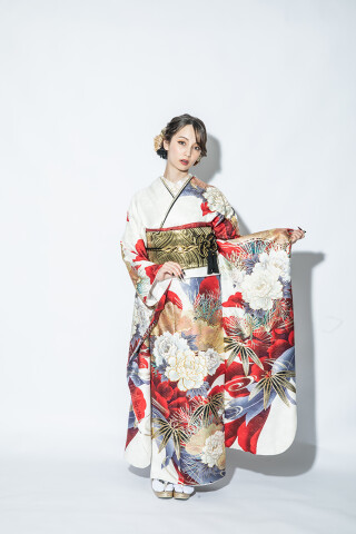 白地に大胆な赤の大輪牡丹｜伝統美を現代的に昇華した大人華やかな古典振袖_振袖_93353