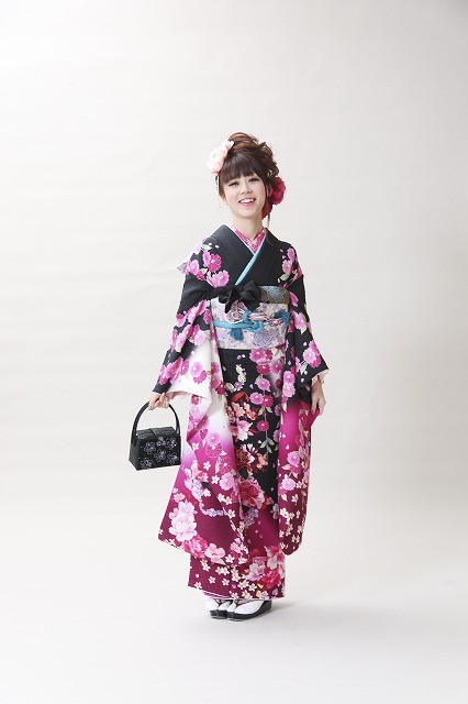 松総柄　個性的な振袖 株）むらまつの振袖 /黒色/クール/花柄/ マゼンタブラック | My振袖