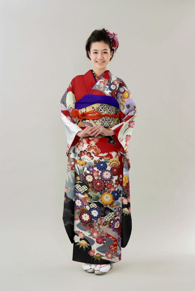 AUTHENTIC 美しいきもの 小林呉服店の振袖 /赤色/黒色/エレガント/花柄