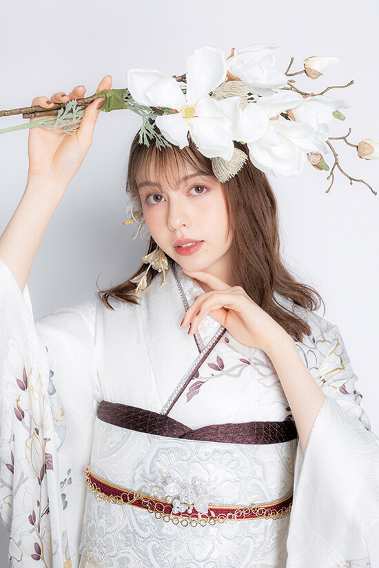 シルク製 花柄 振袖 白 スタジオホワイトルーム 葛西店の振袖 /白色/ゴールド色/エレガント