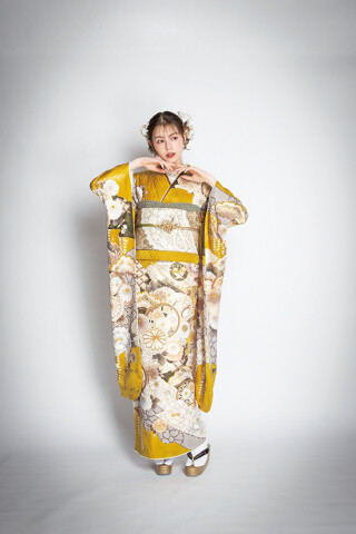 なでしこ】正絹 振袖 黒 しぼり出し 花柄 金彩 紗綾形地模様 k1248