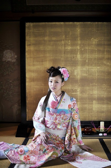 Pa Ru Le パルレ 津の振袖 白色 古典 花柄 新作 色に恋する あま色 モデル山田桃子ちゃん着用 振袖 成人式着物レンタルのおすすめ情報ならmy振袖