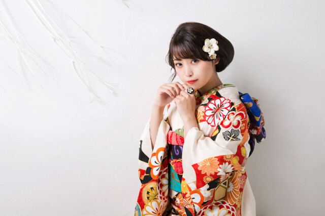 セゾンふりそで館の振袖 /白色/朱色/古典/菊柄/ 03397 クリームのし菊