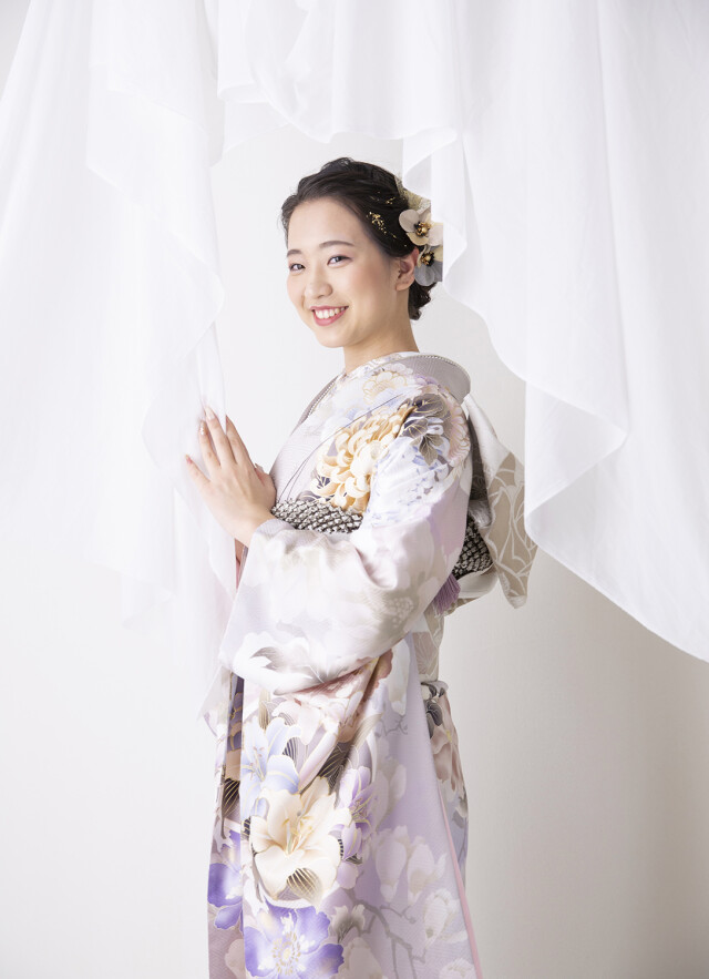 セゾンふりそで館の振袖 /グレー色/ベージュ色/エレガント/菊柄/ 03788