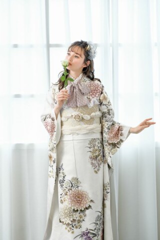 Ｓすごく大きいサイズお仕立て上り正絹振袖　甘いオレンジ地に花、鳳凰模様　金糸刺繍 色打掛・鳳凰｜白無垢・色打掛レンタルなら結婚式着物専門の【THE SHOP