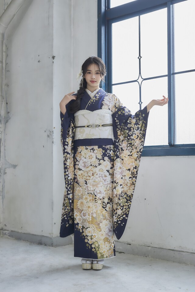 振袖 紺色 花柄 美しい花柄の紺色振袖着物