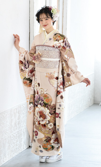 株式会社まるやま 松山ゆうび苑の振袖 /ベージュ色/古典/牡丹柄/ R2401