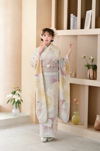 美品　中振袖　多色花柄振袖 　卒業式 綸子生地 美品 中振袖 多色花柄振袖 卒業式 綸子生地