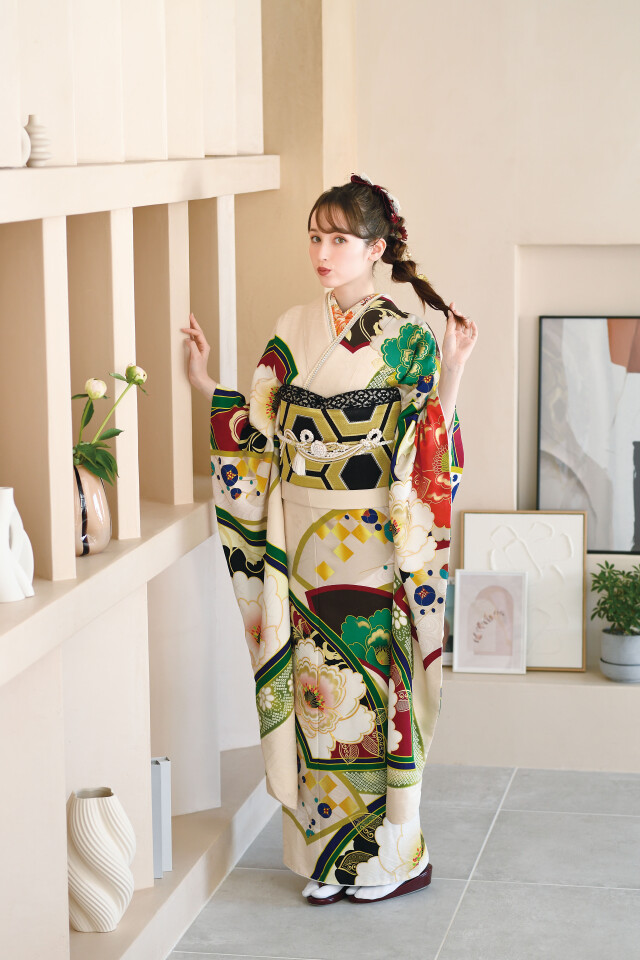 まるやま 鹿児島ゆうび苑の振袖 /ベージュ色/緑色/古典/扇面柄/ 古典