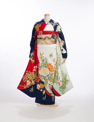 深紺地に優美な白牡丹と唐草が描かれた和モダン振袖_振袖_102390