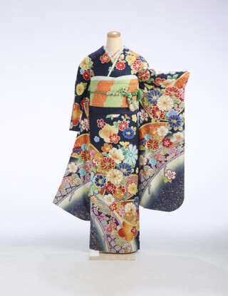 紺地にカラフルな色使いの花々が眩しい華やか振袖_振袖_67872