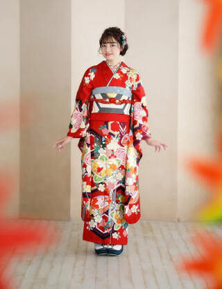 朱赤地に幾何学文様と四季折々の花模様がぎっしり詰まった王道古典振袖_振袖_86998