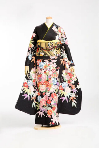 シックな黒に引き立つ鮮やかな柄_振袖_87005