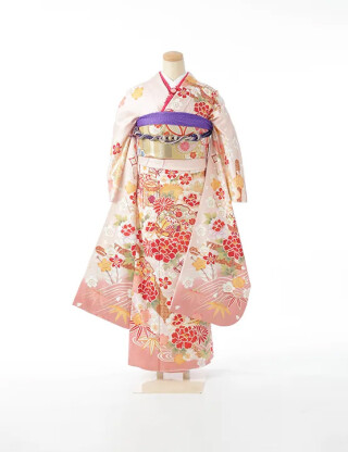 淡いサクラ色地に手毬と四季の花々がふんわり溶け込む優美振袖_振袖_34556
