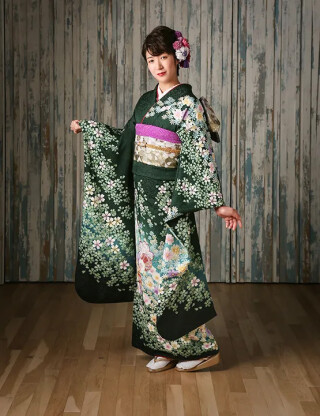 深いモスグリーン地に舞い散る風花とパステル和花が神秘的な振袖_振袖_37940