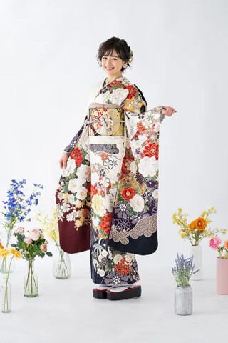【ひいな】純白に伝統的な模様を贅沢にあしらわれた着物_振袖_87061 | らかんスタジオ小金井店