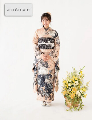 【JILLSTUART】淡いベージュ地にシックなモノトーン花が洗練された振袖_振袖_36870 | らかんスタジオ三鷹東八店