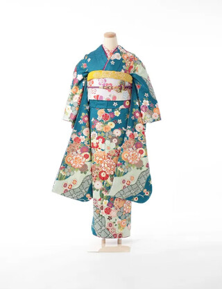 深い青緑地に流れるような亀甲文様と古典花々が美しい気品振袖_振袖_87090