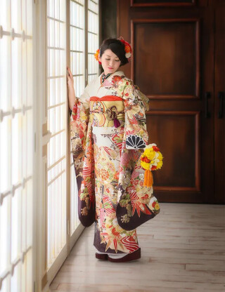 生成り地と深みのある紫裾のグラデーションに咲く伝統古典花_振袖_36330