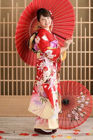 大胆な柄とグラデーションでさらに華やかに！_振袖_40085