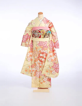 優しいクリーム地に描かれた可憐な桜と紅葉の古典模様_振袖_40087