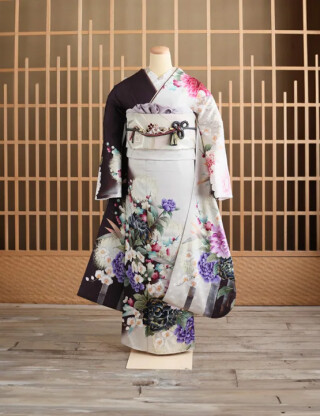 淡いグレーと黒のバイカラーに映える神秘的な花模様_振袖_40090