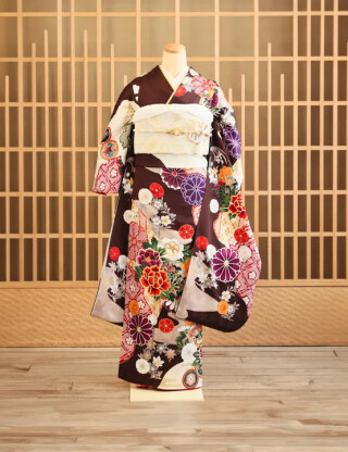 落ち着いたこげ茶地に映える鮮やかな四季の古典花_振袖_40093