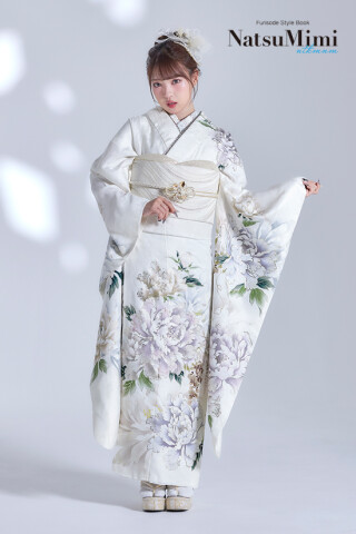 鈴屋 郡山店の振袖 /白色/シルバー色/エレガント/花柄/ NatsuMimi2025