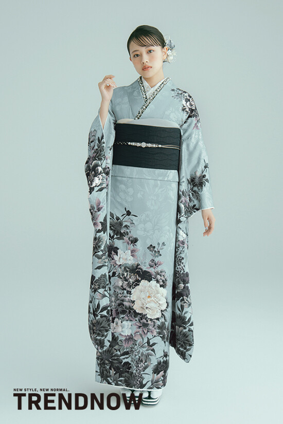 TWOエンジェル 山形店の振袖 /水色/黒色/クール/花柄/ 上坂 樹里着用