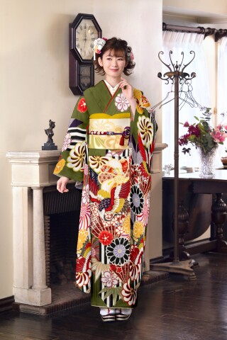 まるやま 鹿児島ゆうび苑の振袖 /ベージュ色/緑色/古典/扇面柄/ 古典