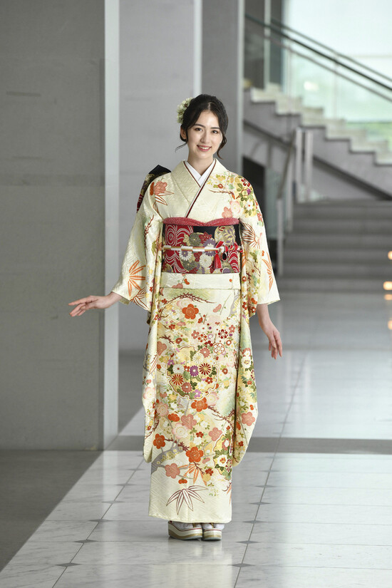 きもの帯たまき 和歌山振袖館の振袖 /白色/緑色/古典/梅柄/ 吉沢織物