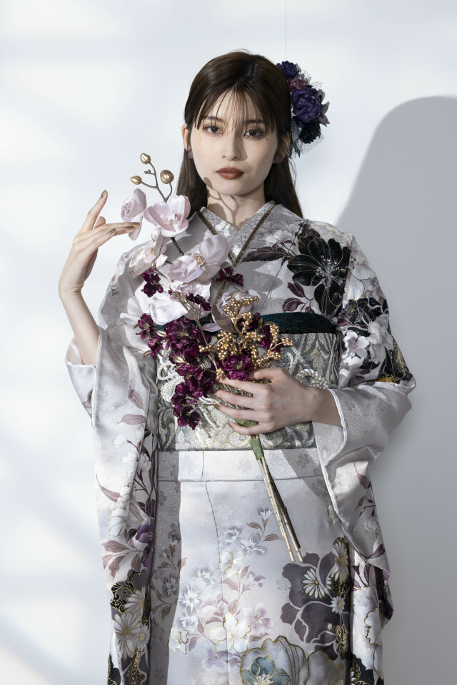 京べに 倉敷店の振袖 /グレー色/黒色/グラマラス/梅柄/ HANA to HOSHI