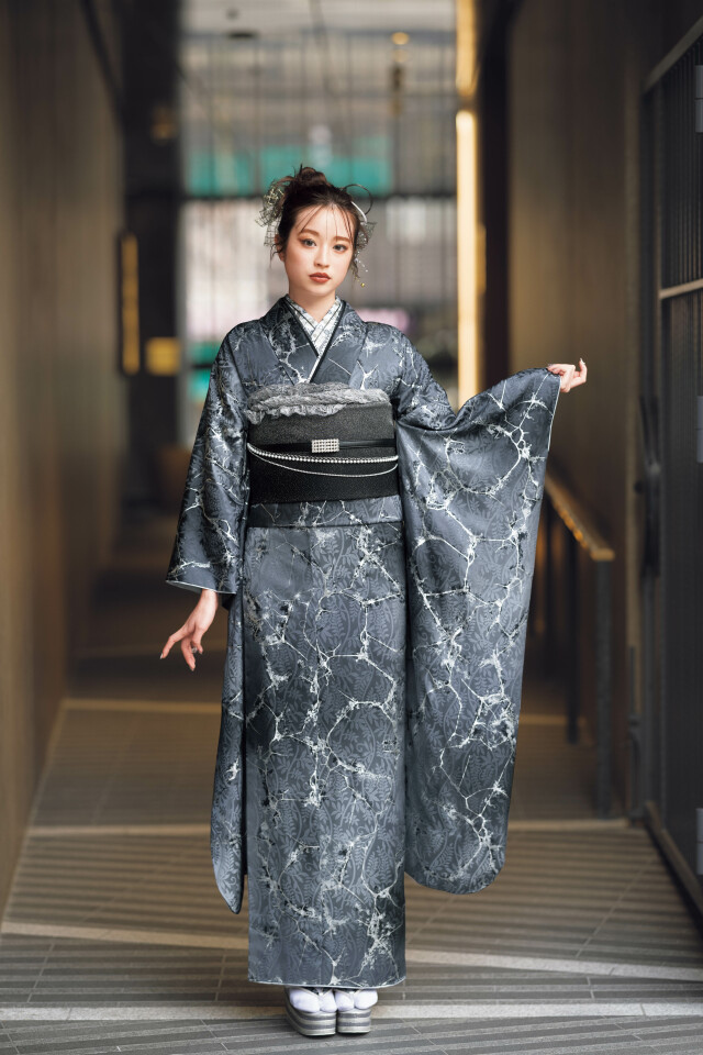 かせ屋 和歌山店の振袖 /グレー色/エレガント/花柄/ 3106 | My振袖