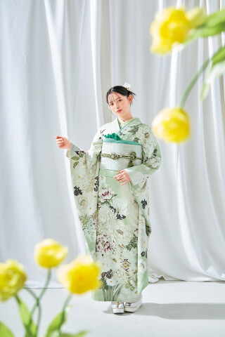 KIMONO ゆたかやの振袖 /緑色/エレガント/牡丹柄/ 黄緑 蝶に牡丹