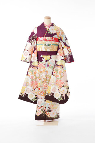 キュートな花柄と大人びたデザインでまとめている紫の着物_振袖_87240