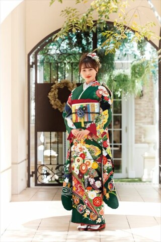 【47 No.C-517】深いグリーンに、草花文と宝尽くし文で彩った、格調高い正統派の振袖。_振袖_54719