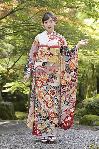 山口屋の振袖 /白色/黒色/古典/松柄/ 綸子地染め疋田吉祥文様振袖 | My振袖