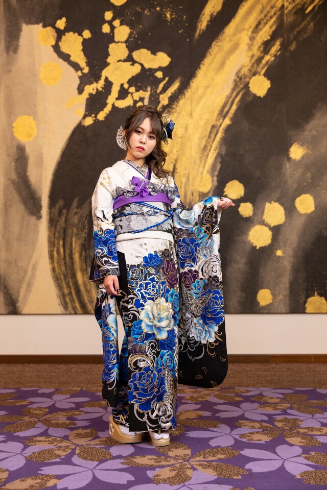 田中屋呉服店 久留米本店の振袖 /白色/青色/クール/バラ柄/ 田中屋呉服