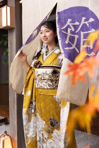 新美 SHINBI 北九州 黒崎本店の振袖 /黄色/黒色/クール/蝶柄/ No87