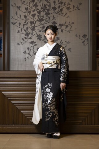 田中屋呉服店 久留米本店の振袖 /白色/黒色/クール/百合柄/ 田中屋呉服