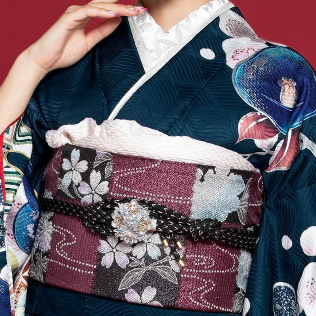 ☆きくみん様ご購入専用☆匿名配送☆成人式☆卒業式☆振袖☆青☆黒☆黄色☆白☆バラ柄 玉城ティナ×紅一点ブランド振袖 ネイビー/青/寒色系 大柄/乱菊 豪華