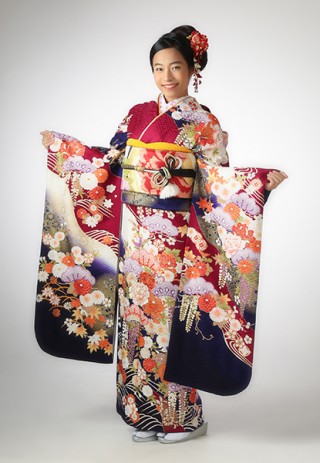 【IKKO FURISODE】クラシックの雰囲気に合う赤と紺のコントラストでシルエットを美しく引き締める_振袖_11853