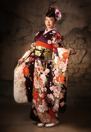 深い紫色に色鮮やかな花々が浮かび上がるような振袖_振袖_24068
