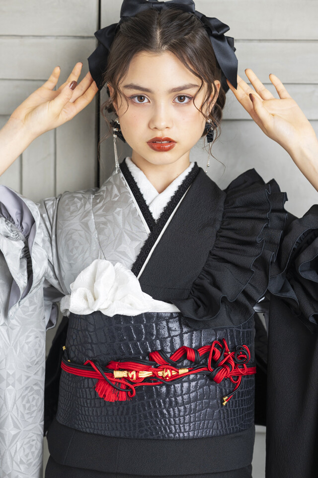 BLANCHE むつ ササキ美容院店の振袖 /黒色/グレー色/クール/無地柄