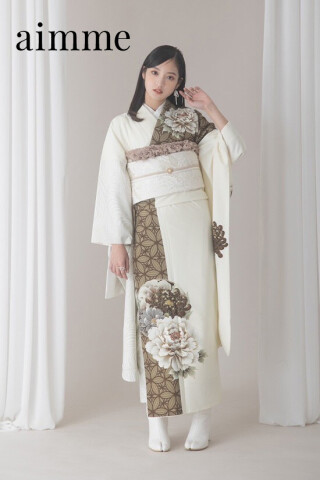 アシンメトリーに仕掛ける品格。白とゴールドベージュが織りなす、洗練のタイムレス・スタイル。_振袖_12106