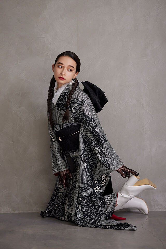 美品 着物のみ 総絞り“モノトーンで迫力を打つ孔雀☆”振袖M-33 aimme東京原宿店の振袖 /黒色/白色/古典/その他/ 弓ライカちゃん着用